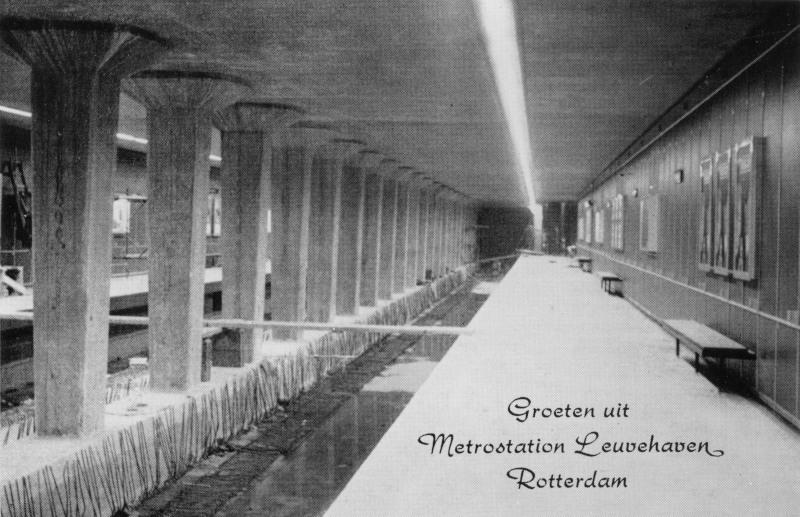 Metrostation Leuvehaven dat als eerste werd afgebouwd om aan het publiek te laten zien hoe het moest worden.Prentbriefkaart uit de verzameling van SNR.