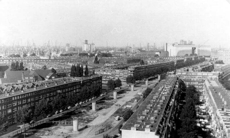In het zuidelijk stadsdeel werd de metro op een viadukt gebouwd. Velen in dit stadsdeel hadden liever een tunnel gezien, en sommigen zagen er het zoveelste bewijs in van de achterstelling van de zuiderlingen. Op de foto zijn de pylonen van het viadukt op de Mijnsherenlaan te zien. Voor de bouw van de metro reed hier tramlijn 12.20 februari 1965, fotograaf onbekend; verzameling SNR