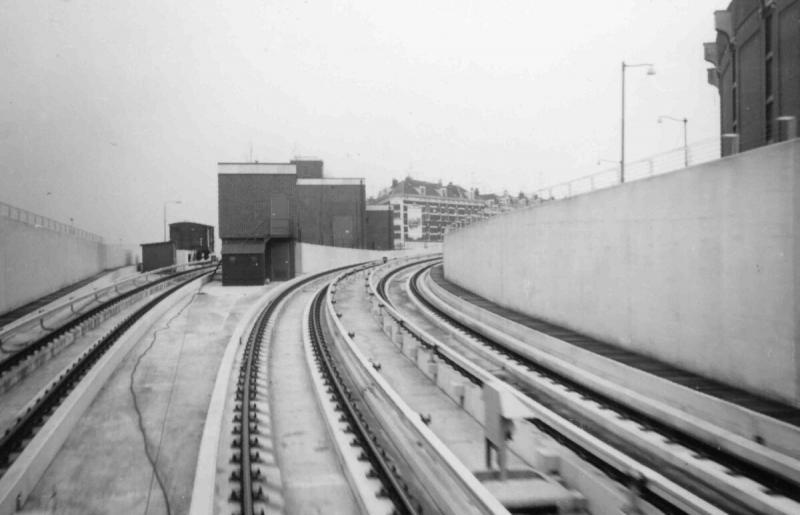 Aan de Hilledijk werd een remise gebouwd voor zowel de metro als voor de enig overgebleven tramlijn op Zuid, lijn 2. Hier ziet u de aftakking naar de remise. De remise en de aftakking zijn intussen verdwenen; als je tussen de stations Wilhelminaplein en Rijnhaven goed oplet, kun je nog zien waar hij gezeten heeft.Foto Wout Jansen, 22 maart 1967.