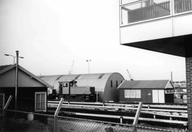 Metro-emplacement Hilledijk in aanbouw met RET-locFoto Wout Jansen, 24 februari 1967