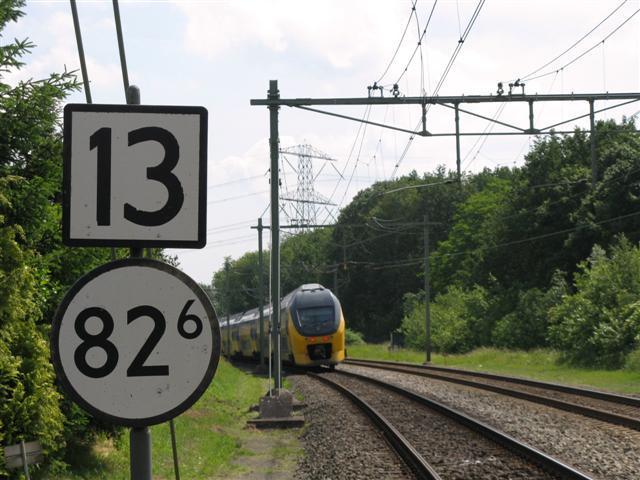 Dezelfde IC is de overweg in de Roermondse weg zojuist gepasseerd en rijdt verder richting de spoorbrug.