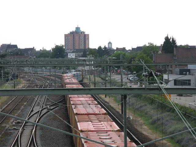 Dezelfde containertrein is aan het overlopen.