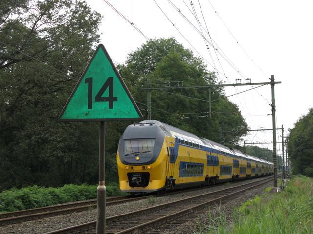 De IC 849 uit de richting Weert kan, nadat IC 856 is gepasseerd, zonder overlopen verder naar Roermond enhet Limburgse heuvellandschap.