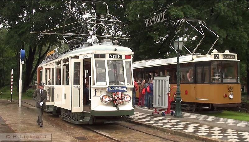 GETA 76, 28 mei 2014De trouwtram aan de halte bij de ingang wordt gepasseerd door RET 520.