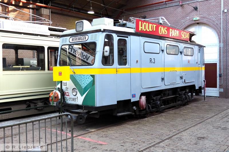 GVB Rr3, 29 december 2014Machine Rr3, gebouwd in 1958 door Schörling in Hannover, was voor het reinigen van de sporen door het Gemeentevervoerbedrijf Amsterdan (GVB) aangeschaft. Zij deed dienst tot 1988. In 1989 ging de machine als museumvoertuig naar de Tramweg Stichting. Na omzwervingen kwam de Rr3 naar Arnhem, waar zij geheel gereviseerd werd. Sinds 2005 is de machine in bedrijf. Locaalspoor.nl schrijft dat de Rr3 onmisbaar is om de sporen vrij te houden van bladeren in deze bosrijke omgeving. Naar het schijnt komt de machine elke donderdag op de baan. De NOM heeft de railreiniger in bruikleen van de Tramweg Stichting.