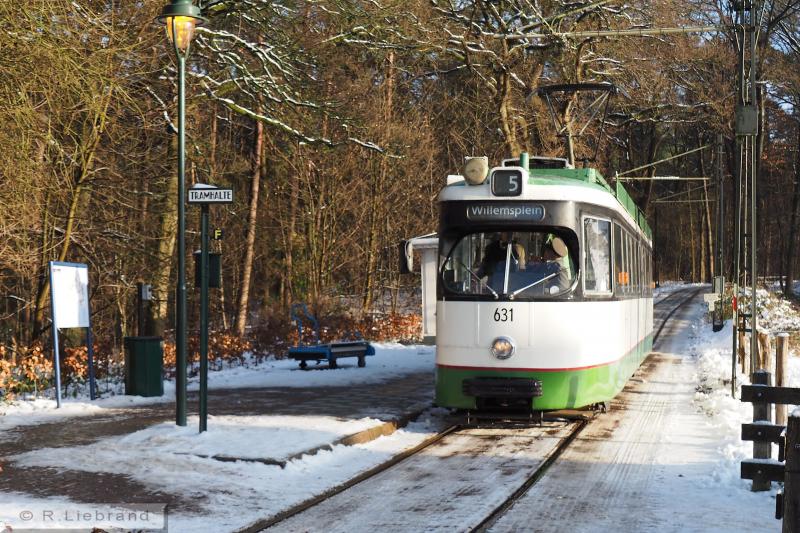 13 RET 631, 29 december 2014Geleed motorrijtuig 631, is afkomstig van de Rotterdamse Elektrische Tram (RET). De enkelgelede trams uit de serie 601-635, in 1969 gebouwd door Werkspoor, werden in de jaren tachtig verbouwd tot dubbelgelede rijtuigen met zes assen. In 1995 reed de 631 voor het laatst in Rotterdam, een jaar later reed hij in Arnhem. In 1999 werd de tram in de moderne RET-kleuren wit, groen en zwart geschilderd.