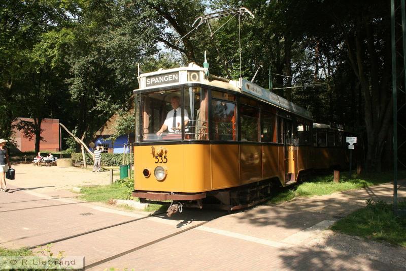 RET 535, 30 augustus 2008 In 1929 stelde de Rotterdamse Elektrische Tram (RET) de serie 401-459 in dienst. Moderne vierassige trams, in de kleuren zwart en okergeel, gebouwd bij Allan in Rotterdam, Talbot in Aken en Werkspoor in Utrecht. In 1931 volgde de serie 471-570 van hetzelfde type. “Deze trams golden als een van de modernste in het vooroorlogse Europa,” weet Wikipedia te melden. In 1969 werden de laatste exemplaren buiten dienst gesteld. Twintig wagens zijn nog behouden gebleven, waarvan er drie nu in Arnhem rijden. Ze zijn ingericht in de stijl van de jaren dertig. Tram 535 werd in 1931 bij Werkspoor gebouwd. Hij ging in Rotterdam buiten dienst in 1969 en kwam in 1996 naar Arnhem. Aan het begin van dit millennium kreeg het een aanrijding, die een flinke revisie noodzakelijk maakte. Sinds april 2006 is het stel weer rijvaardig. NOM heeft de 535 in bruikleen van de RET.