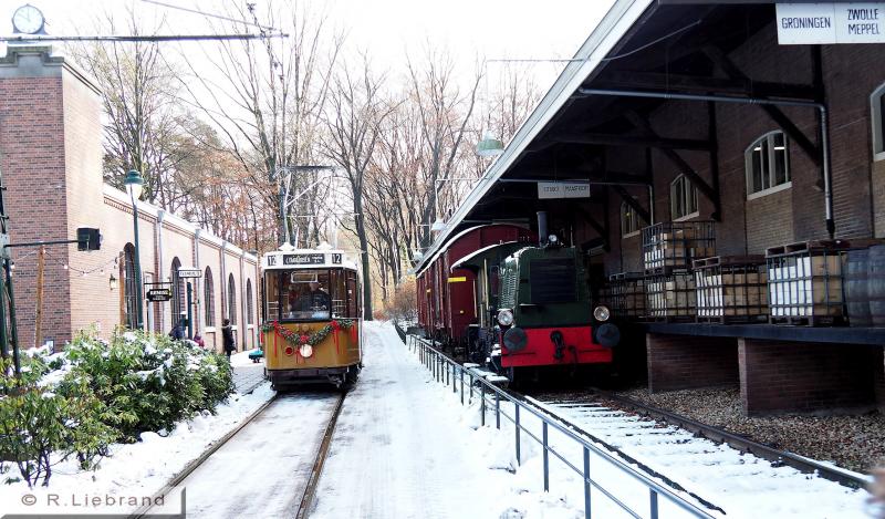 RET 520, 29 december 2014Informatie over de RET 520 staat al bij de eerste foto. Deze tram werd in 1969 buiten dienst gesteld; hij kwam in 1977 weer in dienst als dienstwagen met nr 2517, later met nr. 2520 tot 1995. In 1996 kwam de 520 naar Arnhem. In 2012 is het stel gereviseerd.NOM heeft de 520 in bruikleen van de RET.Op de foto nadert de 520, getooid met kerstversiering, de halte bij het remisegeboouw. Aan de rechterkant staat de voormalige goederenloods uit Tiel.