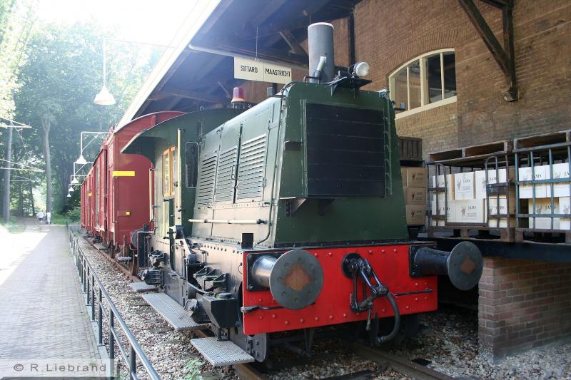 NS 8, 29 december 2014Aan het laadperron van de Tielse goederenloods staat een rangeerlocomotief van de NS, bijgenaamd de Sik. De NS 8 stamt uit 1938, gebouwd in de Centrale Werkplaats Zwolle. Vanaf 2003 heeft deze machine deel uitgemaakt van de verzameling van het Spoorwegmuseum, inmiddels is ze in het bezit van de Stichting Locomotor. De Sik is samen met de Van Gend en Loos-loods in de zomer van 2007 in het Openlucht Museum geplaatst.