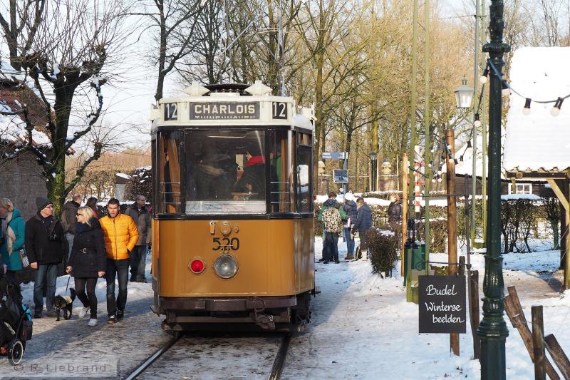 RET 520, 29 december 2014De 520 op een stuk straatspoor in de drukke straat bij het Café Tramhalte uit Budel.