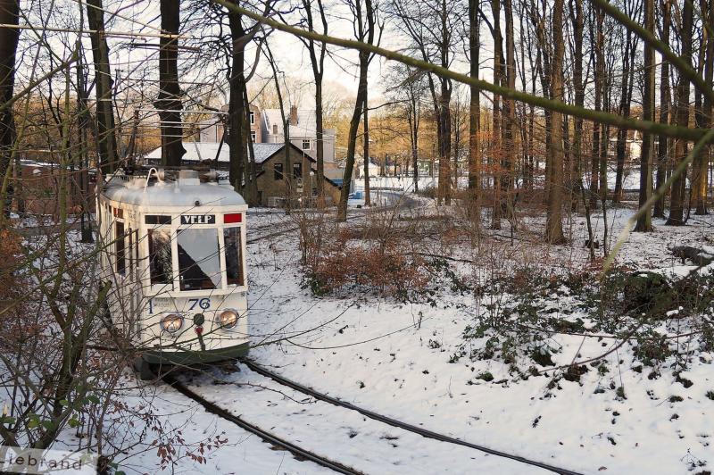 GETA 76, 29 december 2014De Arnhemse replica beklimt de heuvel direct na de halte bij de ingang.