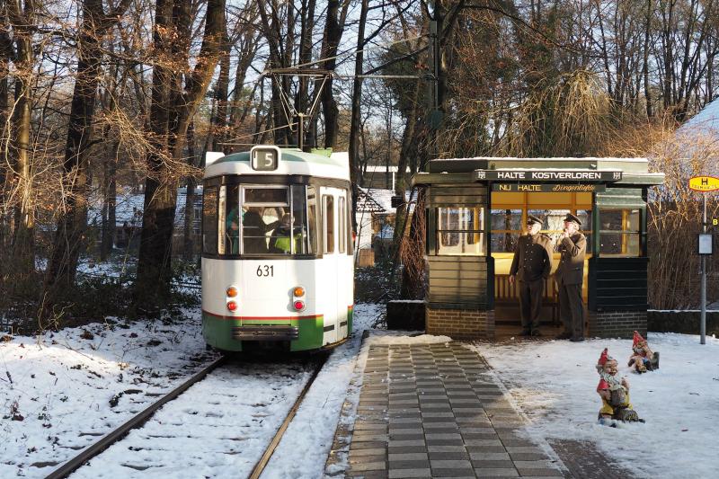 RET 631, 29 december 2014 Bij de halte Kostverloren, waar het in gepaste uniformen gestoken trampersoneel een pauze heeft ingelast. Het wachthuisje is van het standaardtype van de NZH.