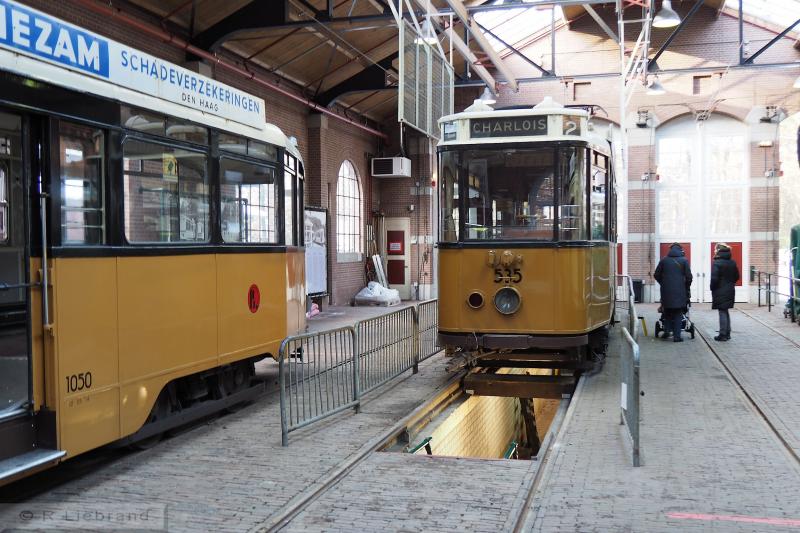 RET 535 en aanhangrijtuig RET 1050, 29 december 2014.De motorwagen 535 bevindt zich in de remise boven de smeerput. Na de Tweede wereldoorlog bestelde de RET een nieuw type vierassige trams, de serie 100 - 135. Deze serie kreeg tussen 1948 en 1951 door Allan gebouwde bijwagens: 1021 - 1056. Aanhangrijtuig 1050 is in 1949 gebouwd. In 1983 werd het rijtuig bij de RET buiten dienst gesteld en een jaar later reed het bij de Elektrische Museumtramlijn Amsterdam (ETA). In 1996 is het naar Arnhem overgebracht. De wagen is ingericht in de stijl van de jaren vijftig en is geschikt voor rolstoelvervoer. De 1050 is eigendam van de NOM.