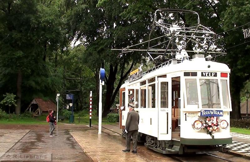 GETA 76, 28 mei 2014De 76 kan ook ingezet worden als thematram, in dit geval als ‘trouwtram'.