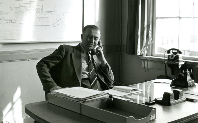 De heer Klaren achter zijn bureau.