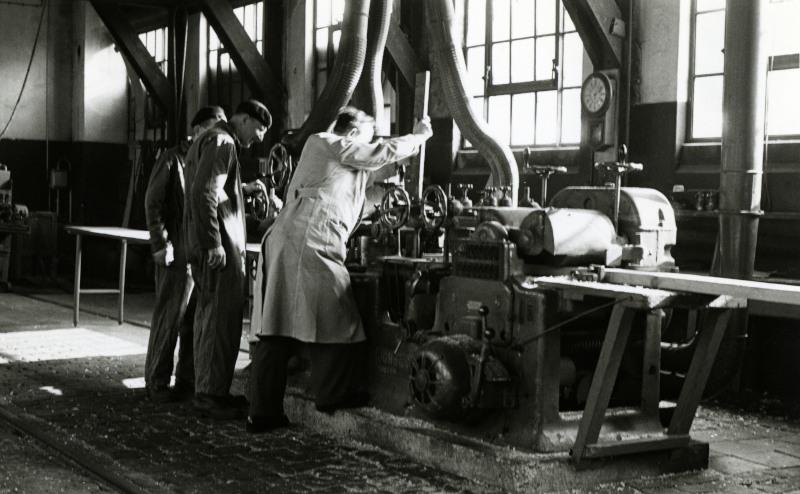 Een houtbewerkingsmachine in de werkplaats