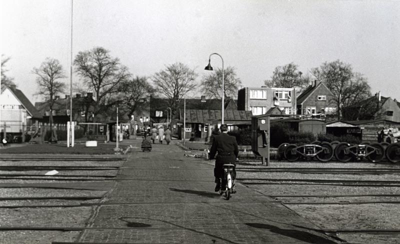 Velen die hun baan in de werkplaats hadden, woonden in het Soesterkwartier vlak ten noorden van de werkplaats.Hier fietst een werknemer naar huis.