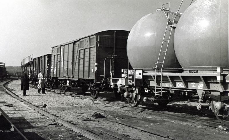 De bollenwagens werden vooral gebruikt voor het vervoer van cement voor de ENCI, de Eerste Nederlandse Cement-Industrie,die in Limburg de Pietersberg afgroef om er cement van te maken. Ze stonden ook bekend als BB-wagens.Voor de jongeren: BB was Brigitte Bardot, een rondborstige Franse filmster die veler hart sneller deed kloppen.