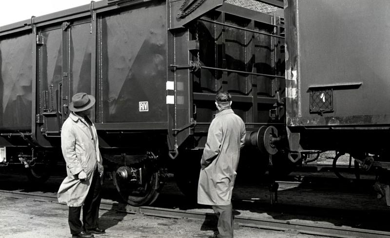 Een luikendak-wagen. NS heeft er in 1959 50 stuks in dienst gesteld.Deze wagens hadden een in secties verdeeld stalen dak dat zover geopend kon worden dat grote voorwerpen door een kraan geladen en gelost konden worden. Ook los gestorte materialen konden in deze wagens worden meegenomen.