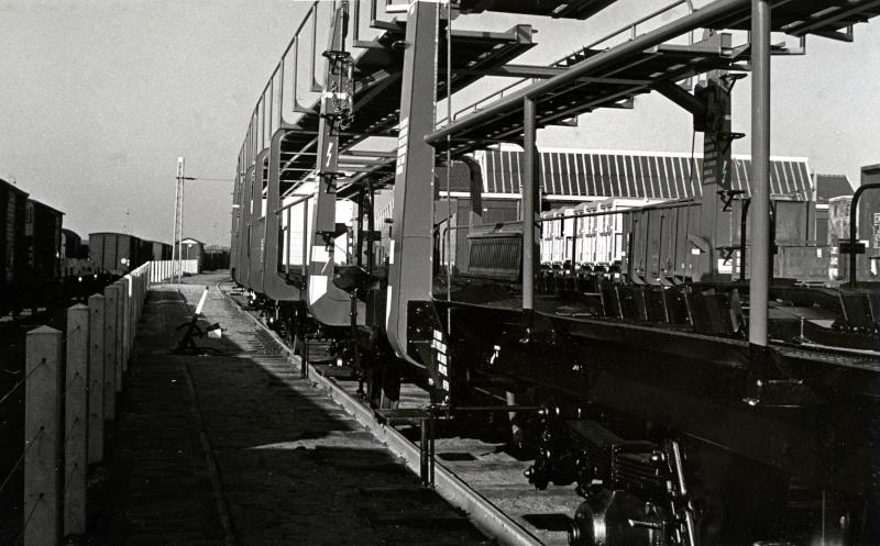 Een dubbeldeks autotransportwagen is in behandeling.