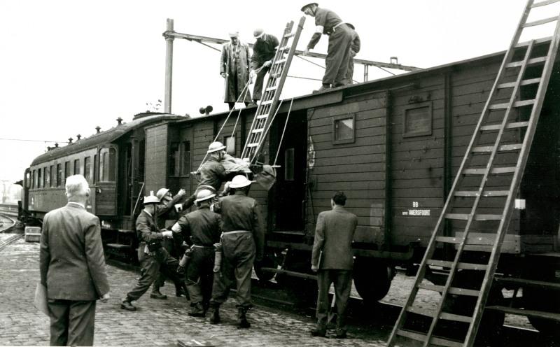 In de werkplaats bevond zich ook een van de drie reddingsdiensten van NS. Deze kwamen in actie bij calamiteiten.Deze ploegen moesten geregeld oefenen, waarvan hier een beeld te zien is.