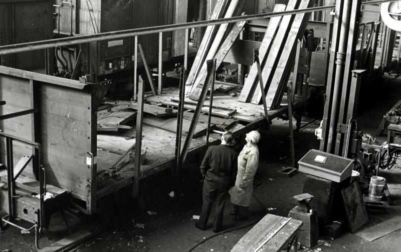 Goederenwagens waren destijds nog grotendeels van hout; ook hier wordt een wagen grondig onder handen genomen.