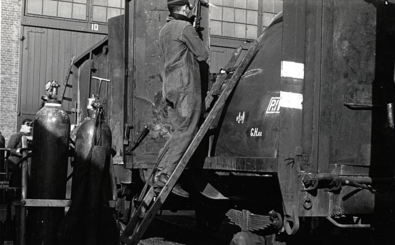 Soms waren goederenwagens zwaar beschadigd.