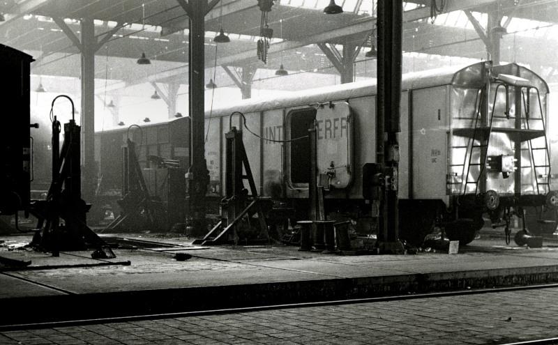 Veel zorg had de werkplaats aan de Interfrigo-wagens, koelwagens waarin bederfelijke waren werden vervoerd.De wagens waren aanvankelijk gekoeld met staven ijs, maar latere versies, zoals de hier afgebeelde, hadden ook een koelmachine aan boord. Echter, voor het inbrengen van de staven ijs was er nog wel een luik aan het uiteinde van het dak aanwezig.