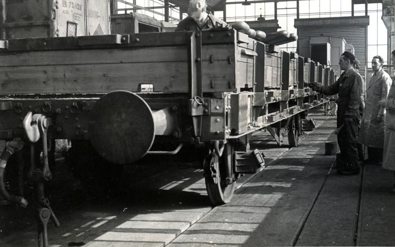 Zandwagens zijn in de grondverf gezet. Deze zandwagens werden door NS zelf gebruikt voor het vervoer van zand vanf de zandwinplaats in Maarn naar werken elders in het land. Ze werden in de werkplaats Amersfoort verbouwd uit andere goederenwagens.