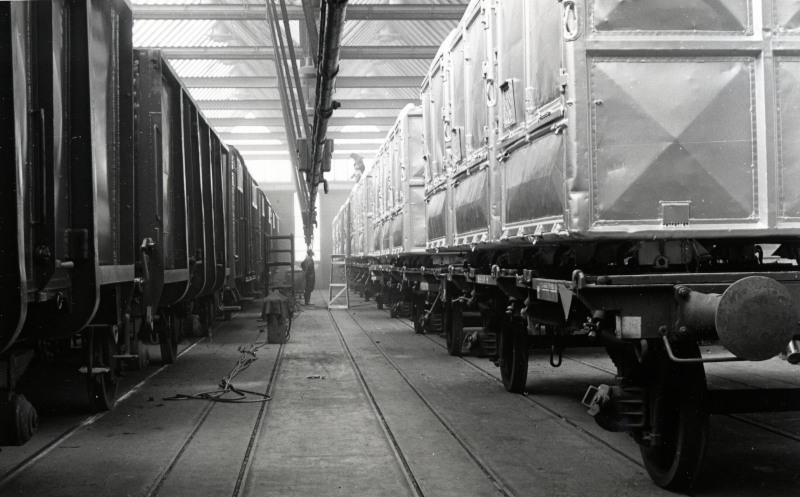 De spuitinrichting met enkele laadkistenwagens.