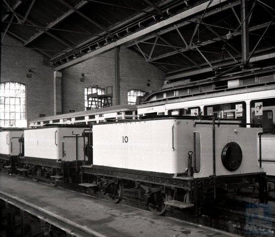 In de HTM-remise te Scheveningen staan de pekelwagens klaar om te worden ingezet. Vooraan zien wij de nummers 10 en 1. Wie de fabrikant is blijft onbekend, maar bekend is dat nummer 10 uit 1912 stamt. J.A.Bonthuis maakte de foto op 25 oktober 1942 (109.187).