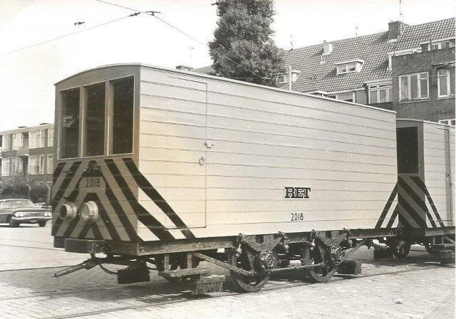 Een heel ander type pekelwagen treffen we aan bij de RET. Op het terrein van de centrale werkplaats aan de Kleiweg in Rotterdam zijn de pekelwagens even buiten gezet, hoewel het nog lang geen winter is. Misschien voor een inspectiebeurt? Vooraan zien we de 2018, die van 1928 tot 1972 dienst heeft gedaan. De foto is door F.W.Vos op 16 september 1968 gemaakt.