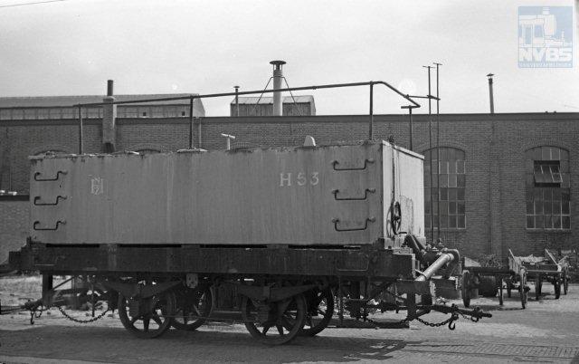 Deze foto van een onbekende maker komt uit de verzameling van A. van Donselaar. Pekelwagen H53 blijkt multifunctioneel te zijn en wordt in de zomer gevuld met een vloeistof van andere chemische samenstelling waarmee het onkruid op de baan verdelgd kan worden. De locatie is de remise Leidschevaart te Haarlem en de datum 8 juli 1956 (1297.7037).