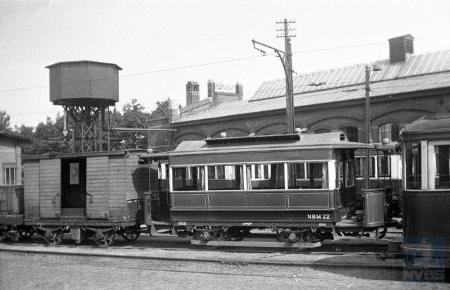 De NBM gebruikte een oude goederenwagen als pekeltram. We zien hier naast aanhangrijtuig 22 de pekelwagen 401 op het terrein bij de remise Zeist. Het is 30 maart 1947; foto van Bonthuis (130.568).