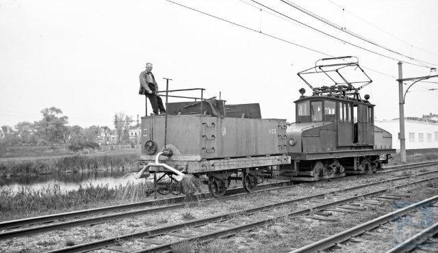 Terug naar de NZH maar dan naar het smalspoor: Bij Amsterdam Sloterdijk voert werkmotorwagen A1051 pekelwagen H53 mee als sproeirijtuig, om onkruid te verdelgen. Gemaakt op 23 mei 1950 door Bonthuis (130.427).