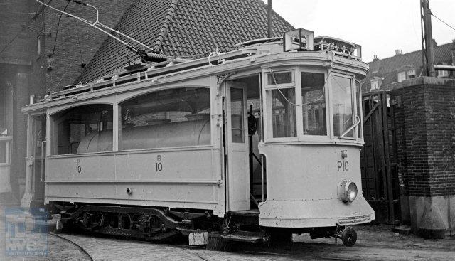 De drieassers hebben inmiddels het Amsterdamse wagenpark versterkt waardoor de laatste Union tweeramers aan de kant konden. Enkele werd de sloop bespaard en werden omgebouwd tot pekelmotorwagen, waarvan hier in beeld de P10 die hiervoor als W12 en 102 door het leven ging. Van Haare Heijmeijer maakte de foto op 13 april 1950 bij de remise Havenstraat te Amsterdam (132.353).