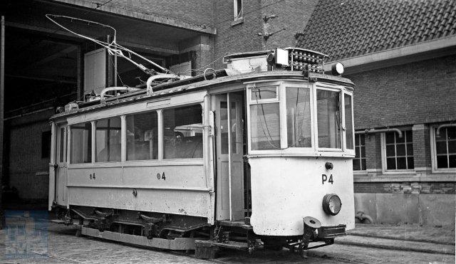 Wederom de remise Havenstraat van het Gemeentevervoerbedrijf. Ook van een latere serie zijn enige exemplaren pekeltram geworden, hier de P4. Eveneens van de hand van Van Haare Heijmeijer en eveneens op 13 april 1950 geschoten (132.352).