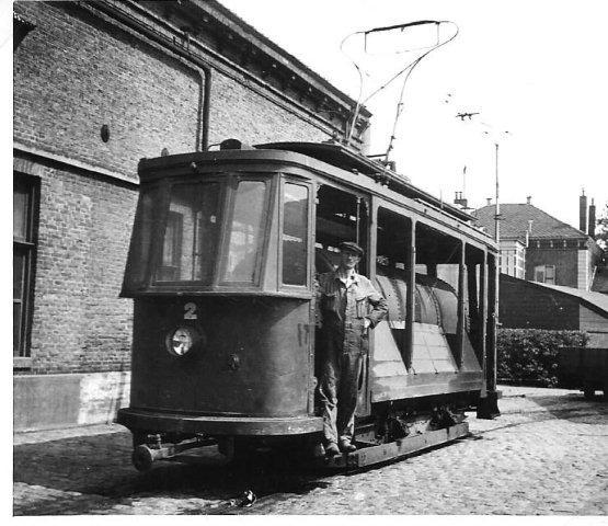 Groningse motorwagen 28 van de GTG, gebouwd door MAN in 1909, is in 1929 verbouwd tot tankwagen 2 en heeft als zodanig tot 1938 dienst gedaan. Of in de tank ook pekel is vervoerd is bij samensteller dezes niet bekend. H.A. Boerema maakte de foto op 30 juli 1941. (192.349).