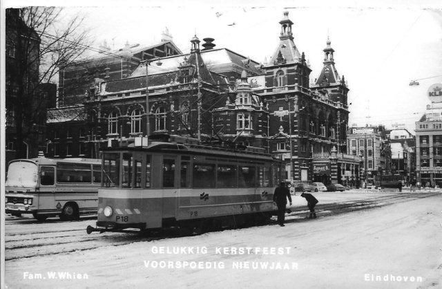Omdat Kerstmis en Oud en Nieuw ook in de winter vallen, is het wel logisch dat pekeltrams op kerstkaarten te vinden zijn. Circa 1975 stuurde de familie Whien, geboren Amsterdammers, deze foto naar hun railrelaties met daarop de Amsterdamse pekeltram P18 aan het Leidseplein.