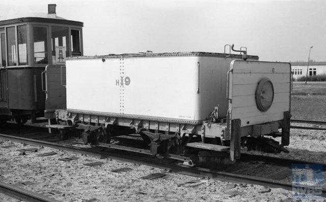 Gelukkig worden steeds vaker oude trams bewaard en gerestaureerd zodat wij deze in een trammuseum of rijdend nog eens kunnen bewonderen. De Tramweg Stichting (TS), opgericht door de NVBS heeft zich op dit gebied vooral verdienstelijk gemaakt, en nog. Het betreft niet alleen dienstwagens maar ook werkmaterieel. Zo is in een vroeg stadium, de foto is van 7 mei 1970, de Haagse pekelwagen H19 door de TS naar Hoorn gebracht om bewaard te worden. Daar konden ze er weinig mee en dus ging de H19 in 1976 retour om in de staat van aflevering teruggebracht te worden en onder nummer 14 deel te gaan uitmaken van de museumcollectie. De foto is van Bonthuis (929.251).