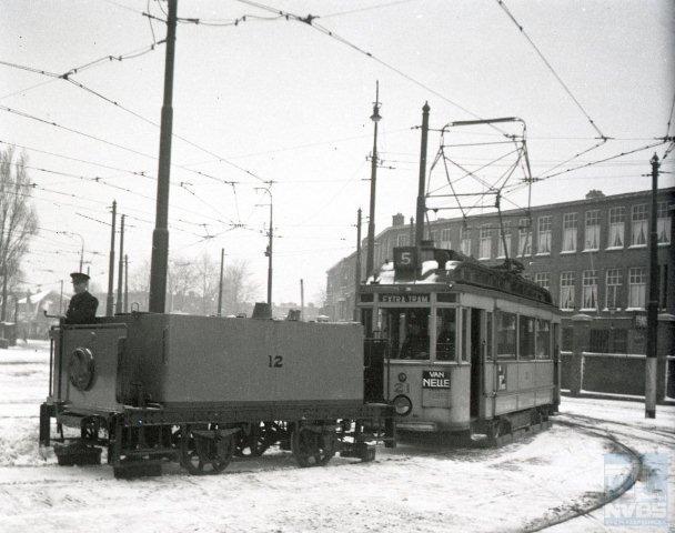 Enige maanden later fotografeerde Bonthuis pekelwagen 12, ook uit 1912, getrokken door ombouwer 21 . Zij komen terug van een pekelrit en bevinden zich hier op het voorterrein van de remise Lijsterbesstraat in Den Haag. 7 januari 1943 (109.188).