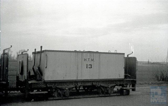 De buitenlijnen van de HTM beschikten over eigen pekelwagens, de I en II. Nummer 13 lijkt veel op deze twee en omdat hij op het terrein van de remise 's-Gravenmade te Rijswijk staat, zal hij ook wel op de buitenlijn naar Delft zijn ingezet. De toevoeging “HTM” boven het nummer wijst daar ook op. Deze plaat is ook van de hand van Bonthuis, uit 1936 (109.184).