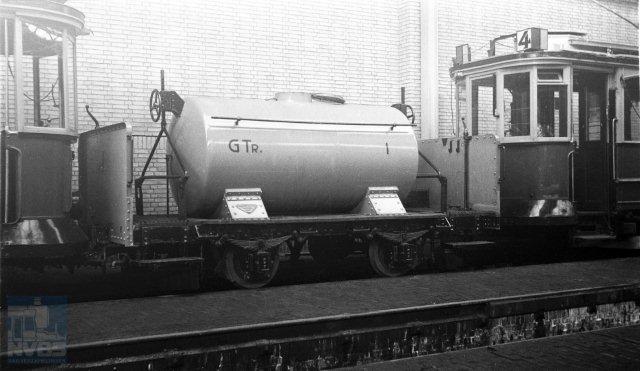 Wij gaan nu naar Amsterdam. Hier fotografeerde H.J.H.M. van Haare Heijmeijer op 7 december 1946 pekelwagen 1 van de Gemeentetram in de remise Havenstraat (132.091).