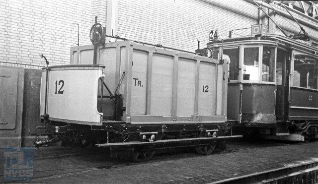 Dezelfde fotograaf, dezelfde datum en plaats: pekelwagen 12 achter motorwagen 35 (132.090).