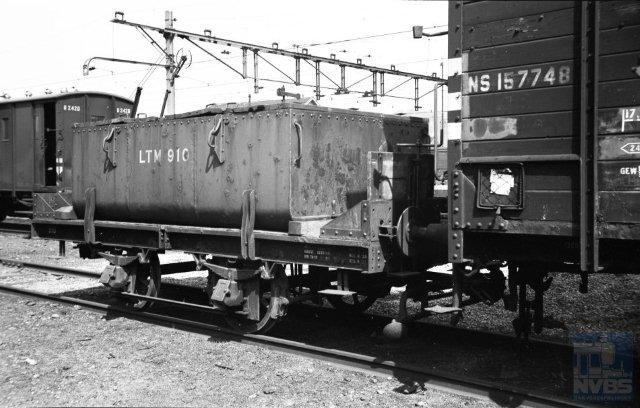Een meer spoorse foto, die toch goed in deze serie past. Op het NS-terrein te Heerlen staat achter goederenwagen 157748 pekelwagen 910 van de LTM. De reden hiervan is waarschijnlijk het stopzetten van de tramdiensten in 1950 en de daarmee samenhangende verkoop van rollend materieel aan andere ondernemingen. De foto is van Bonthuis, gemaakt op 21-4-1950 (130.692).