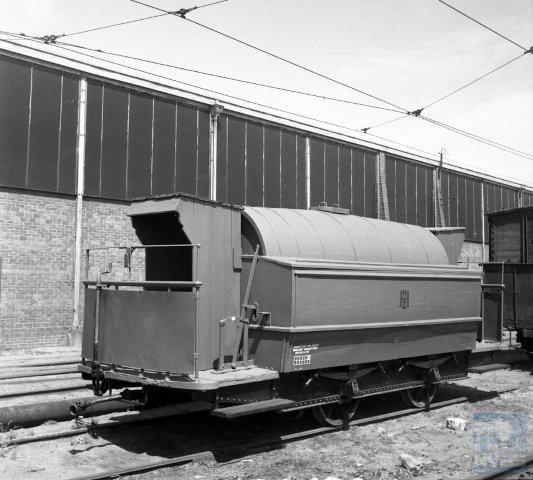 Pekelwagen H8 van de NZH heeft hier nog zijn originele onderstel van het Belgische Métallurgique maar al wel schuilhuisjes voor het personeel. Bonthuis fotografeerde dit tafereel op 15 juli 1943 naast de remise aan de Rijnsburgerweg te Leiden (130.120).