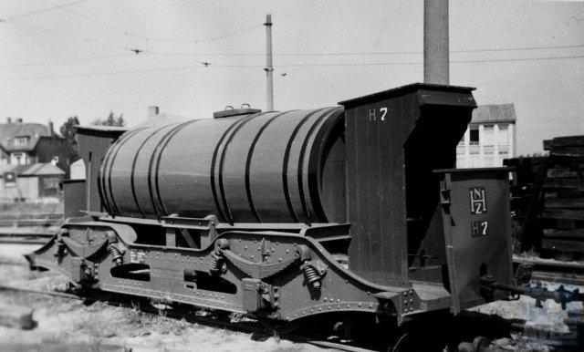 Op het achterterrein van dezelfde remise staat de H7, wel al voorzien van een nieuw onderstel en ook met schuilhuisjes. De foto is dan ook later gemaakt, op 24 juni 1954, eveneens door Bonthuis (130.124).