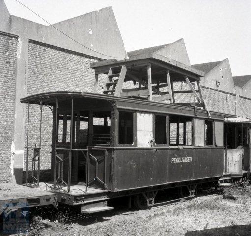 De interlokale tramlijn van Middelburg naar Vlissingen heeft gereden tot 1944. De VM had een eigenaardig pekelvoertuig, gebouwd uit een voormalig stoomtramrijtuig. Gezien de stelling op het dak heeft het duidelijk een dubbelfunctie gehad: tevens bovenleidingmontagewagen. Het geval staat hier naast de remise in Vlissingen en is op 18 juli 1946 door Bonthuis op de gevoelige plaat vastgelegd (129.941). Op dat moment was het nog onzeker of de door de oorlog sterk beschadigde infrastructuur nog zou worden hersteld of niet.