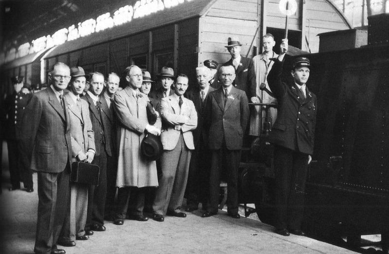 In het zuiden van Nederland, in september 1944 bevrijd, reden al eerder weer treinen, maar in het bevrijde westen reed op 7 mei 1945 de eerste: een inspectietrein van Utrecht naar Amsterdam. Dat was op de dag dat in Utrecht het Nederlands spoorwegnet en het materieel door de Reichsbahn aan de NS werd overgedragen in aanwezigheid van talrijke topfunctionarissen. President-directeur der NS Ir. W. Hupkes is waarschijnlijk de zesde van rechts, voor de NS-er met pet. Op de Oude Lijn kon vanaf Amsterdam op 15 augustus Haarlem weer worden bereikt met elektrische treinen; Zwijndrecht op 11 november. Eind 1945 reden er weer op de meeste vooroorlogse baanvakken treinen, maar de reis duurde nog wel lang en was vaak niet erg comfortabel, onder andere door het ontbreken van glas in de ramen. (foto NS)