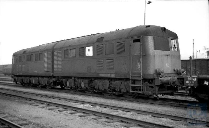 NS had veel materieel verloren in de oorlog maar na de oorlog bleken er ook enige Duitse en geallieerde locomotieven en rijtuigen achtergebleven te zijn. Een daarvan is de Krupp-dieselloc uit 1942 die in Utrecht was gestationeerd (en gefotografeerd). NS had haar initialen er al op geplaatst en de loc ook al een nummer gegeven: L5 met de bedoeling er mee te gaan rijden. Ondanks de aanwezigheid van acht assen bleek de asdruk echter toch te hoog voor de Nederlandse baanvakken. De loc werd kort nadat deze foto werd gemaakt geretourneerd naar Duitsland en kreeg daar het nummer DB 188.002. (foto 509.523; 20-12-1949)